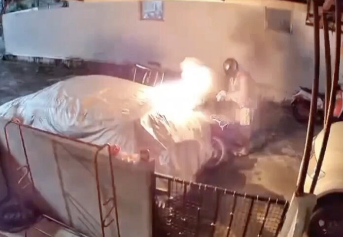 Car set ablaze by Ex-husband