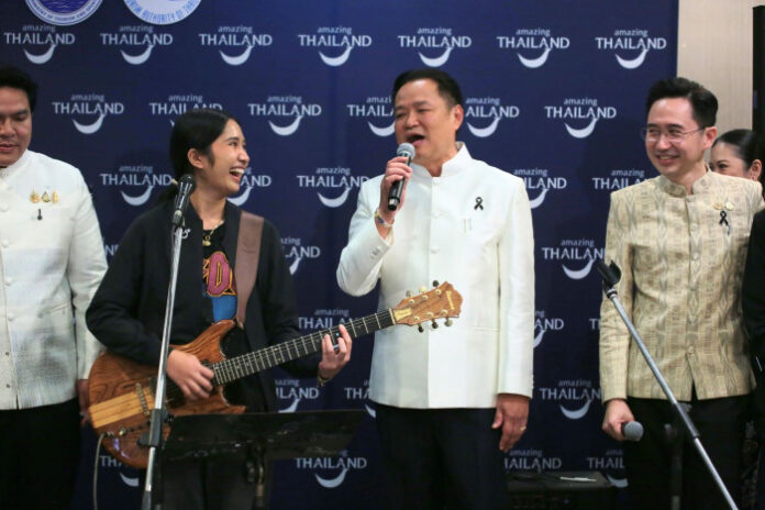 Phuket Musician Nene Royal Performs at Government House with PM