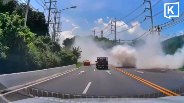 Pickup Truck Breaks Down, Causes White Smoke Incident on Phuket Road