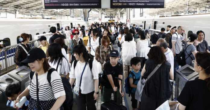 Travelers Flock Home as Japan's 'Bon' Holiday Ends