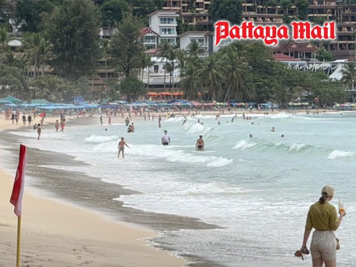 Tourists Ignore Warnings and Swim at Kata Beach Despite Rough Seas