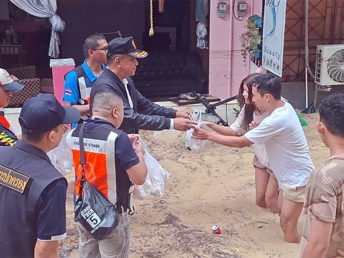 Phuket Provides Food Aid to Flood-Affected Residents and Emergency Workers